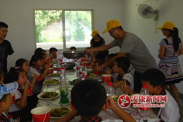 義工聯(lián)關(guān)愛留守兒童行動[00_03_10][20150726-172554-3].JPG
