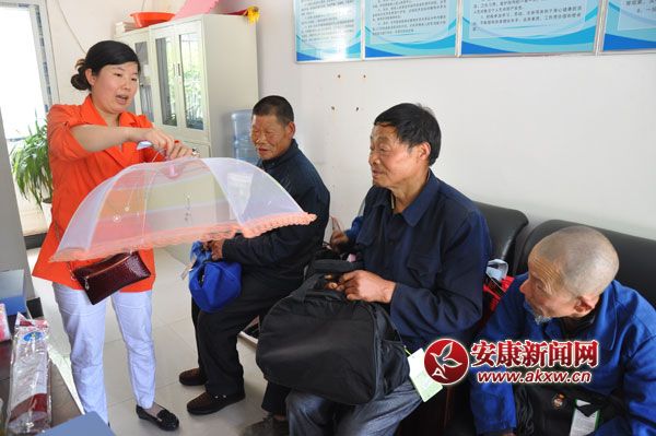 白河縣人口計(jì)生局工作人員為計(jì)生特殊家庭成員講解生活常識(shí).JPG