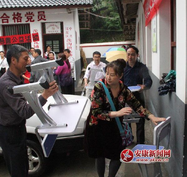 給孩子們的新課桌椅.jpg