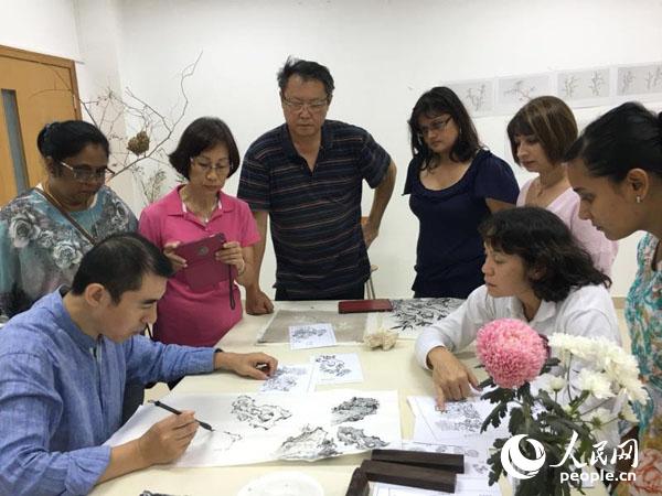 ë����˹�W(xu��)�T���ھ۾������^Ħ�ώ�ʾ���� ë����˹�Ї��Ļ����Ĺ��D