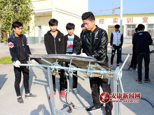 新建職中學(xué)生進行實訓(xùn)操作.jpg