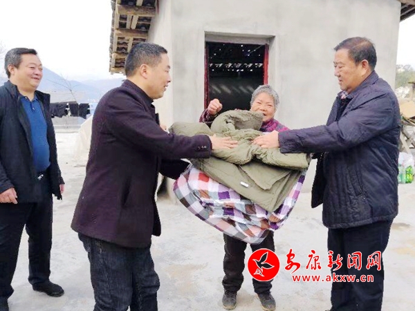 局領(lǐng)導(dǎo)慰問(wèn)貧困戶.jpg