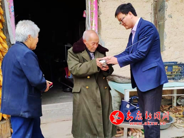 局機(jī)關(guān)干部走訪貧困戶.jpg
