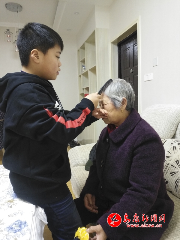 妻教兒子為婆婆梳頭.jpg