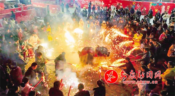 文化中國(guó)行 | 雙河口古鎮(zhèn)燒火獅子