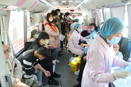 飛揚熱血青春  匯集愛心洪流——安康學(xué)院積極開展冬季獻血活動