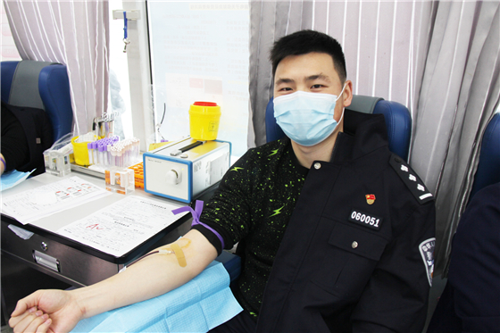 人民警察一心為民，捋袖捐血鐵血柔情——安康市公安局積極開展冬季獻(xiàn)血活動(dòng)