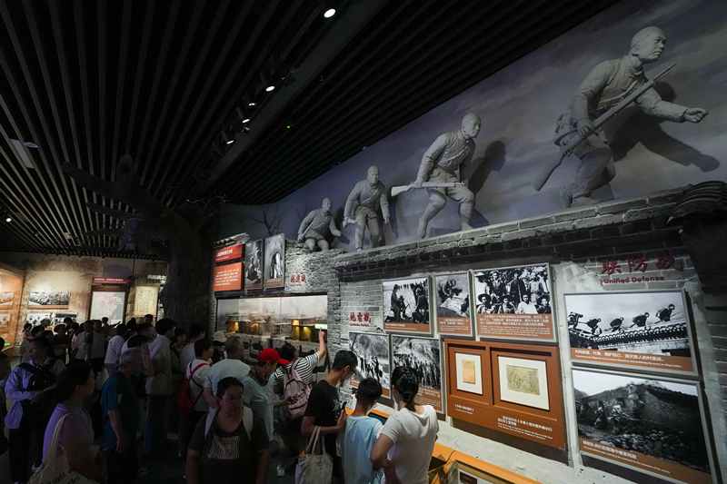 2025年7月8日，參觀者在中國人民抗日戰(zhàn)爭紀(jì)念館參觀《為了民族解放與世界和平》主題展覽。