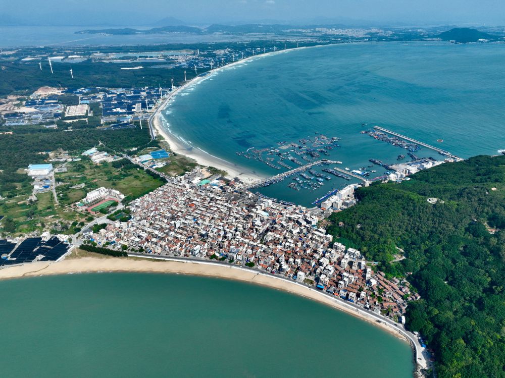 這是2024年10月16日拍攝的福建省漳州市東山縣澳角村（無人機(jī)照片）。新華社記者姜克紅攝