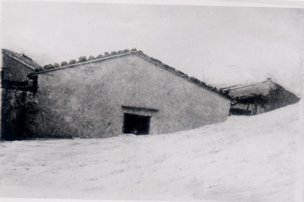 昔日的東山島風(fēng)沙掩埋部分村民村舍（資料照片）。