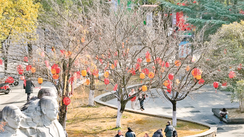 公園廣場(chǎng)里的彩燈