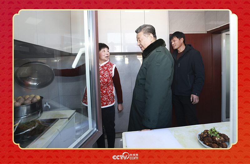 2025年春節(jié)前夕，習(xí)近平總書記在遼寧葫蘆島市綏中縣明水滿族鄉(xiāng)祝家溝村考察時(shí)，走進(jìn)村民朱西存家看望。