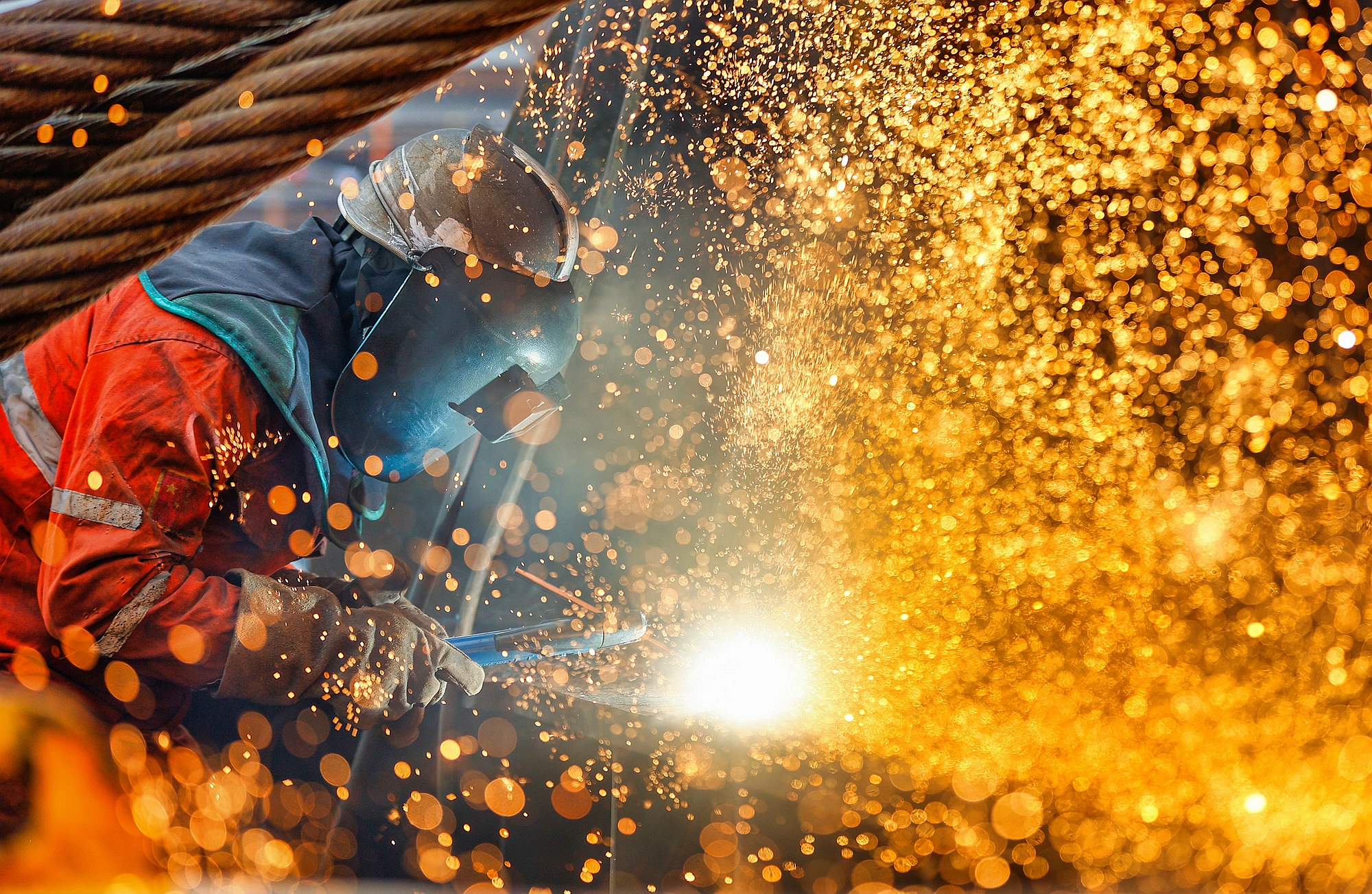 △ 2026年1月29日，在天津市濱海新區(qū)，海上油氣平臺建設(shè)工人進(jìn)行現(xiàn)場施工。